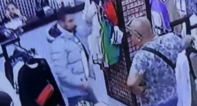 بالفيديو – بعد أن سرق ثياباً من محل الألبسة.. الفنان الشهير يضرب من جديد