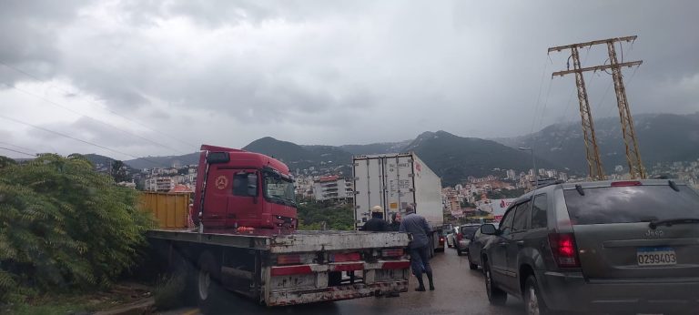 بالفيديو – إنزلاق شاحنة على مفرق أدما .. وزحمة سير خانقة