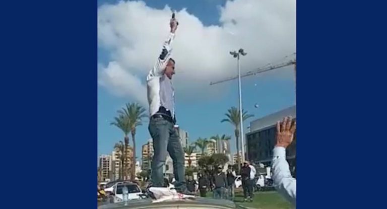 بالفيديو – لهذا السبب.. حاول الإنتحار بسلاح حربي أمام أحد المحلات في الجناح