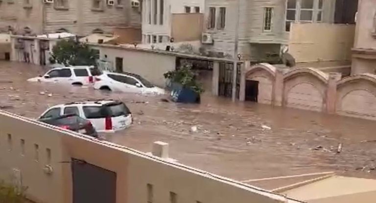 بالفيديو – مشاهد كارثيّة في السعودية.. الأمطار تُغرق السيارات على الطرقات