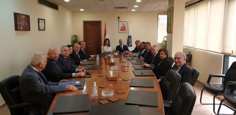 السفيرة الأميركية شيا في زيارة لمقر الرابطة المارونية