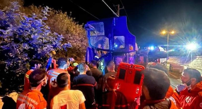 بالصّور – إنقلاب شاحنة عند حاجز المدفون منتصف الليل وسقوط جرحى!