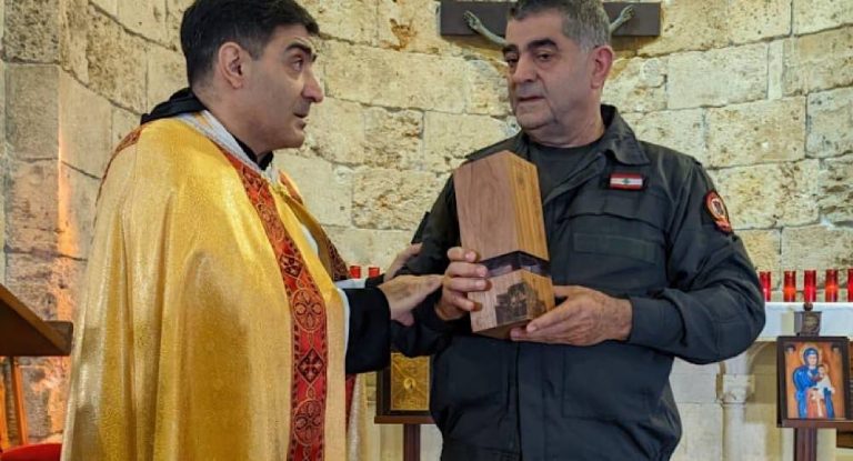 قداس في جبيل على نية عناصر الدفاع المدني وتكريم رئيس المكتب الإقليمي