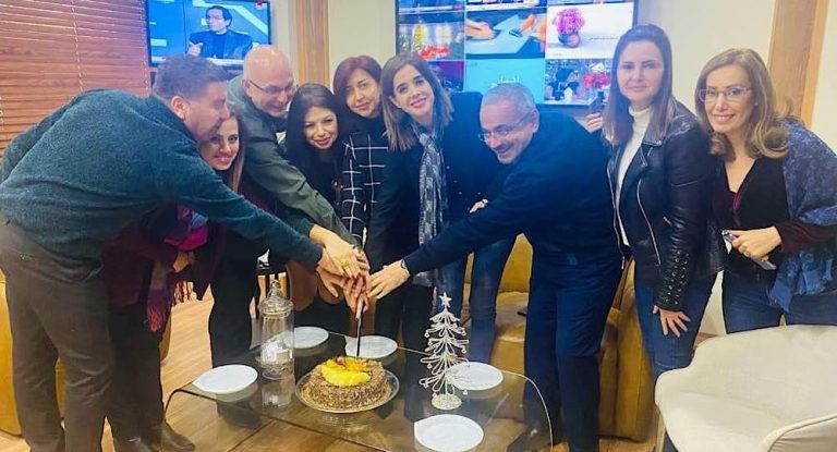 بالصورة-لبس ودعت الموظفين بعد إقالتها من منصبها