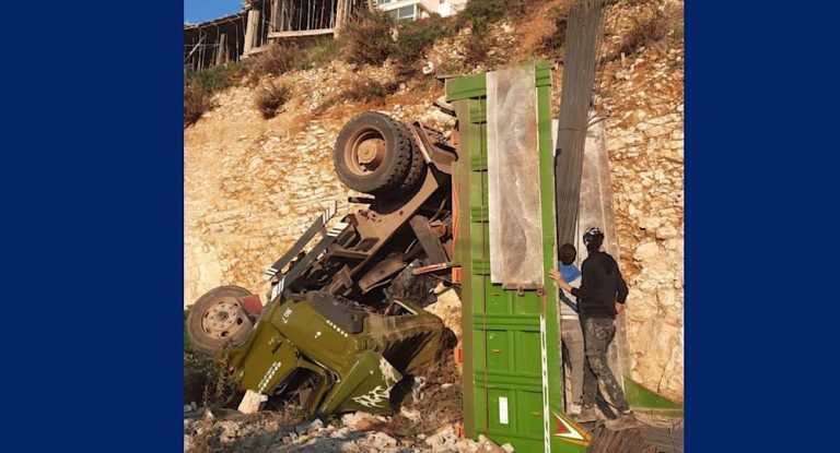 بالصور-تدهور شاحنة ووفاة سائقها في مستيتا