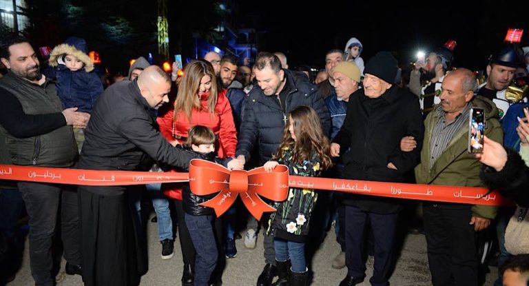 بالصور-وليم طوق يضيء شجرة الميلاد في بشري بحضور شعبي من مختلف قرى القضاء