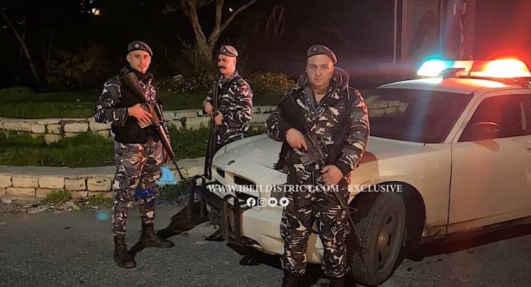 خاص-عناصر فصيلة جبيل في قوى الأمن توقف عدداً من المتسولين  في السوق