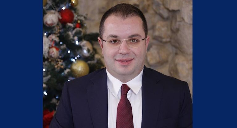 العتيق معايداً الأهالي: باق إلى جانبكم في أي استحقاق ومستمر في حمل المسؤولية مهما بلغت الصعاب