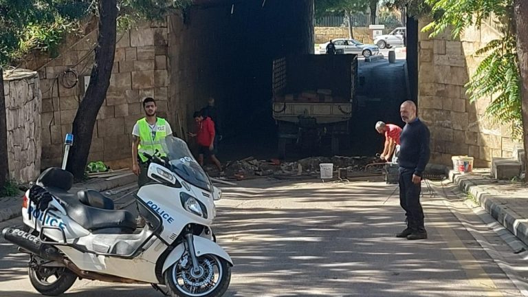 بالصّور – بلدية بلاط وقرطبون ومستيتا في أعمال صيانة للبنى التحتية مقابل “سبينس”