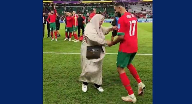 بالفيديو – لاعب المغرب يحتفل بطريقة مؤثرة مع والدته بالتأهل للنصف نهائي!