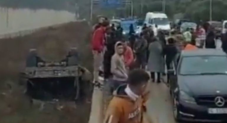 بالفيديو: انقلاب آلية للجيش وسقوط إصابات