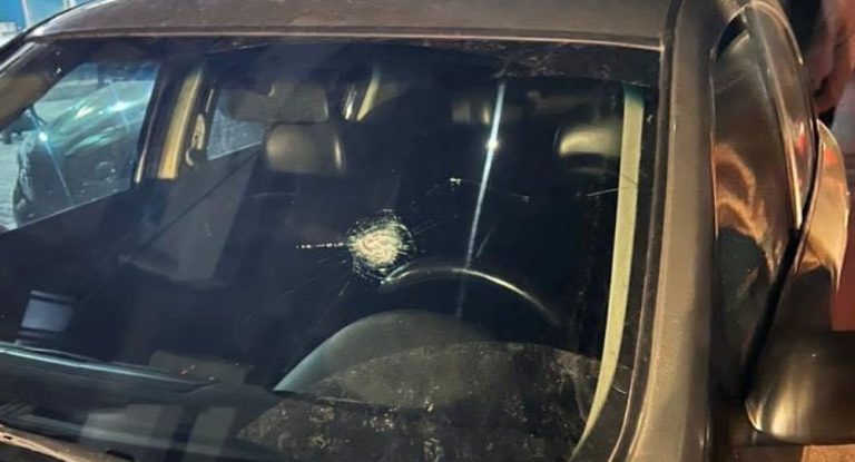 بالصّور – رعب على هذا الطريق.. حاولوا سلبه بإطلاق النار على سيارته!