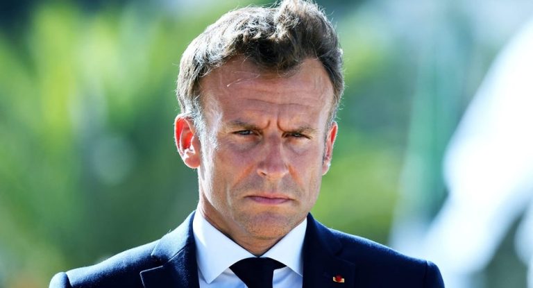 بالفيديو- هذا ما فعله ماكرون بعد وصوله إلى الدوحة!