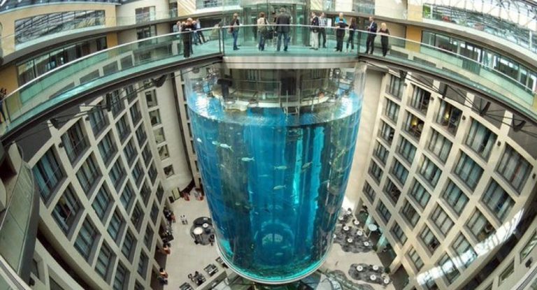 بالصّورة – إنفجار حوض سمك ضخم بطول ١٦ متراً في برلين!