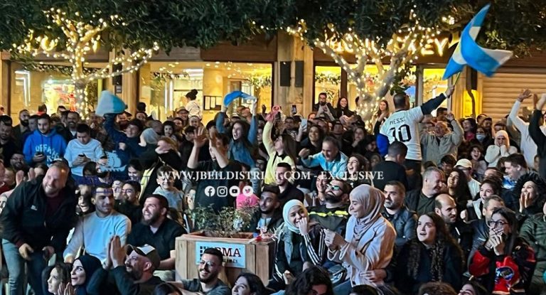 خاص – بالفيديو – إحتفالات ومفرقعات نارية في سوق جبيل لحظة فوز الأرجنتين بكأس العالم ٢٠٢٢