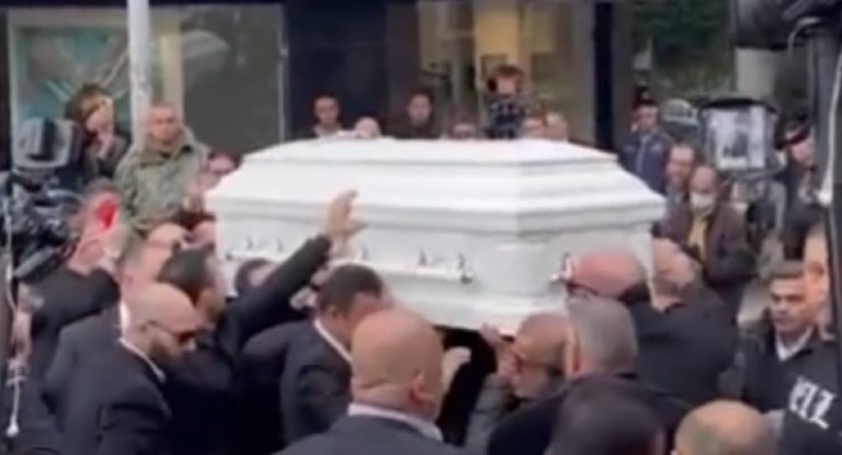 مشاهد مؤثرة جداً…لحظة وصول جثمان وديع وسوف إلى كنيسة القديس نيقولاوس في الأشرفية