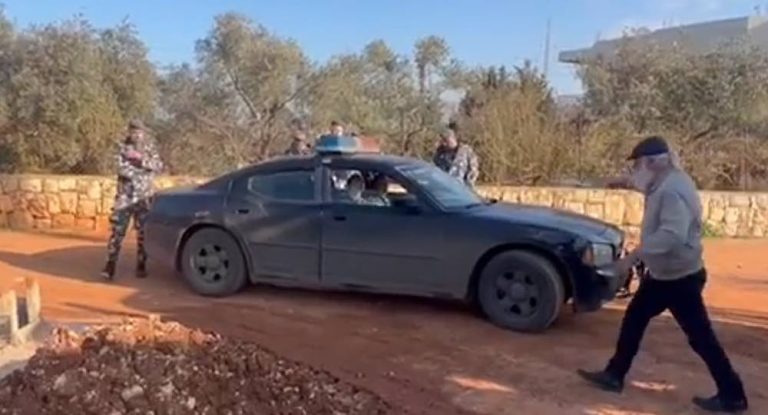 بالفيديو-دورية لعناصر من قوى الأمن الداخلي تشتم وتهدد بالقتل