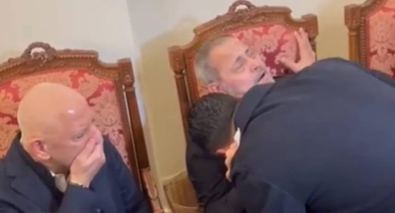 فيديو مؤثر – زياد برجي ينهار في احضان جورج وسوف في مراسم العزاء برحيل وديع جورج وسوف