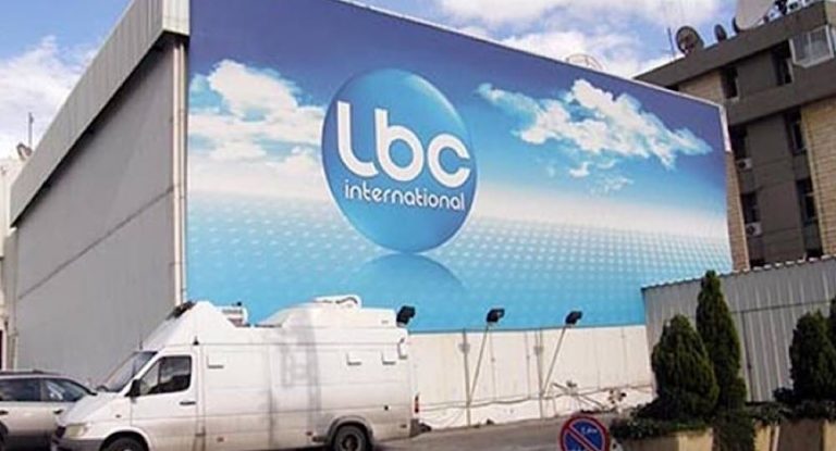 فيديو يظهر لحظة القاء قنبلة باتجاه مبنى الـ LBCI… والأضرار التي تسببت بها