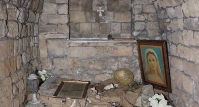 بعد الاعتداء على كنيسة أم الفقير في جبيل… قوى الامن تعمّم صورة المعتدي وتكشف معلومات عنه