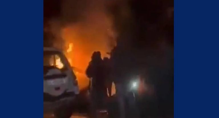 بالفيديو – فاجعة كبيرة.. قتيلان في حادث سير مروّع وحريق هائل بين السيارتين