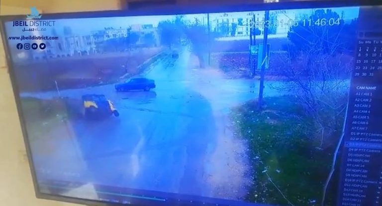 بالفيديو – حادث سير وإنقلاب توك توك