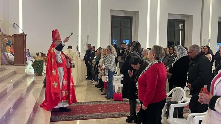 المطران عون احتفل بعيد الدنح في كنيسة مار يوحنا – عمشيت