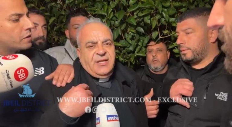 خاص – بعد الإعتداء على خال نون الخوري صوما.. إستياء كبير من تصرفات المطران عون