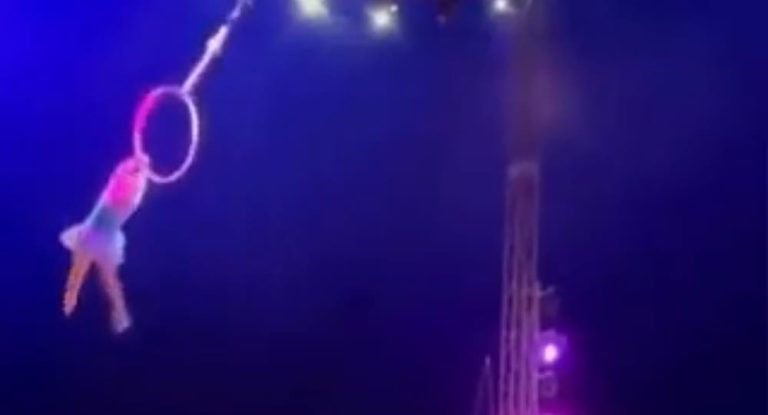 بالفيديو – لحظة مُرعبة عاشها الجمهور.. هكذا سقطت “ميا” لاعبة السيرك!