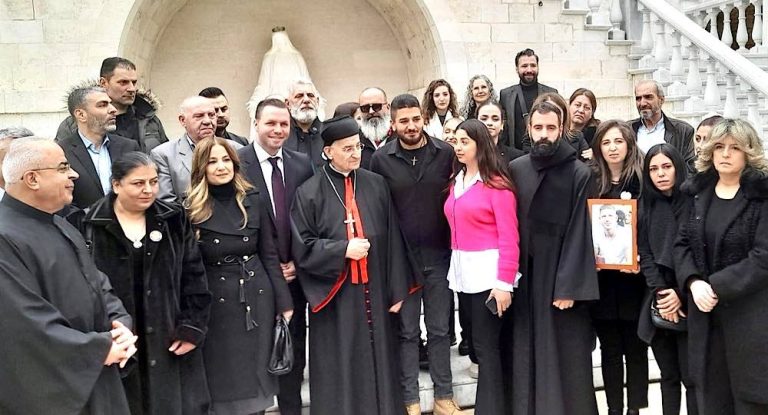 خاص – الراعي إلتقى اهالي ضحايا وشهداء تفجير المرفأ طالباً منهم التروّي كي لا تستغل قصتهم في الزواريب السياسية”