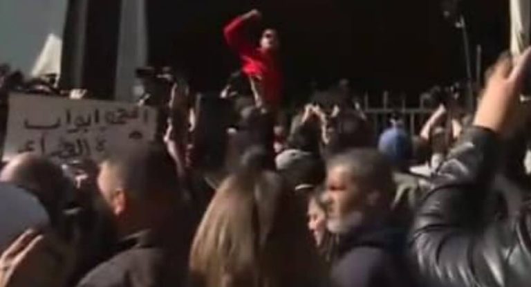 بالفيديو – مرافقو وزير العدل يعتدون على عدد من النواب!