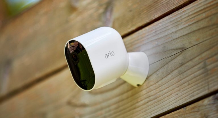 بالصّور – فضيحة كبيرة.. إكتشفوا كاميرات مراقبة داخل غرفة الملابس وهذا ما فعلوه