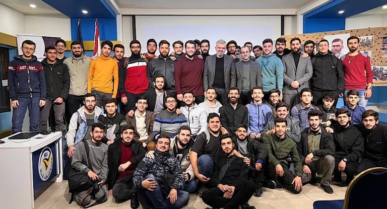 بالصورة-لقاء ثقافي جمع النائب رائد برو بطلاب جامعة المعارف