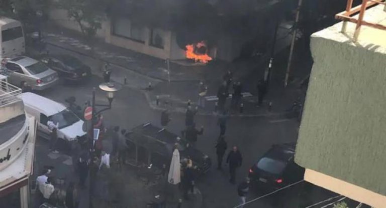 بالفيديو-حرق اطارات امام عدد من المصارف في بدارو