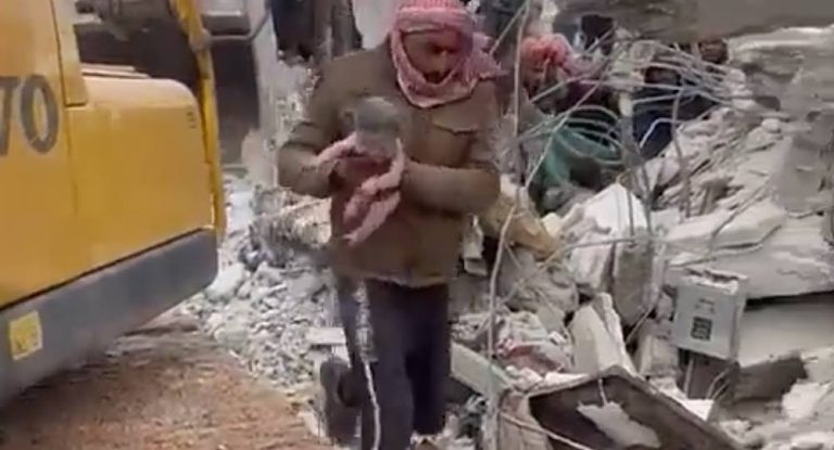 بالفيديو-ولادة طفل أثناء محاولة إنقاذ سيدة حامل من تحت الأنقاض