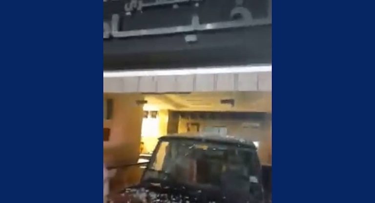 بالفيديو: سيارة اجتاحت محل حلويات جراء تعطلها والأضرار مادية