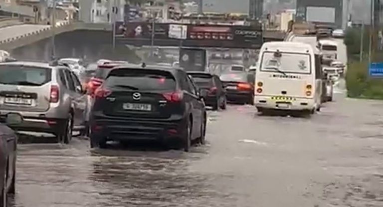 بالفيديو – مشهد غرق الطرقات يتكرر في كل شتوة.. هذا وضع أوتوستراد ضبية