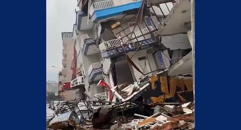 خاص-بالفيديو :بعد الزلزال المدمر …مسيحيون يصلّون للسيدة العذراء داخل مسجد ايا صوفيا في تركيا