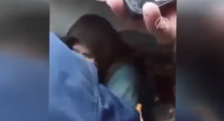 بالفيديو-بعد ٢٨ ساعة تحت الركام مع أطفالها الثلاثة .. أم ترفض الخروج إلا بعد أن أعطوها حجابها لتغطي شعرها !!