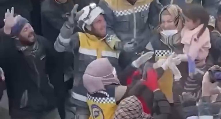 بالفيديو-إنقاذ عائلة كاملة أحياء بعد 40 ساعة قضتها تحت أنقاض منزلهم المدمر