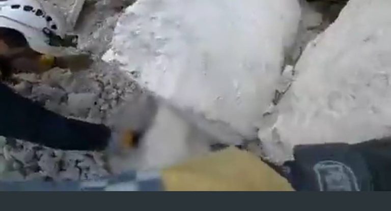 المنقذ يتحوّل الى ضحية… لحظات مؤثرة في عمليات الإنقاذ في سوريا وتركيا