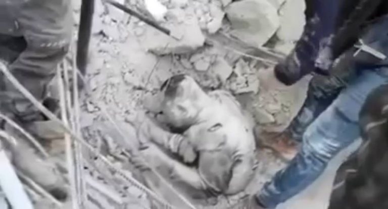 بالفيديو – الأب احتضن ابنه تحت الركام…خسر الأب حياته ليعيش ابنه!