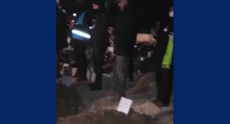 بالفيديو – مشهد دفن عائلة كاملة يدمي القلوب بعد أن قضت تحت أنقاض زلزال تركيا