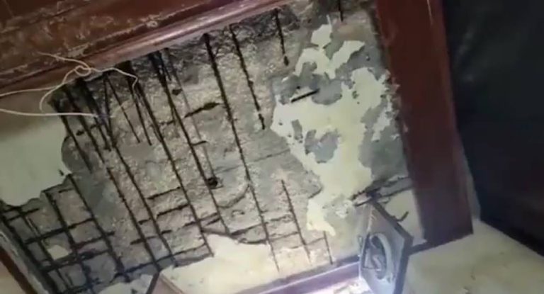 بالفيديو – انهيار سقف منزل والعائلة تنجو بأعجوبة