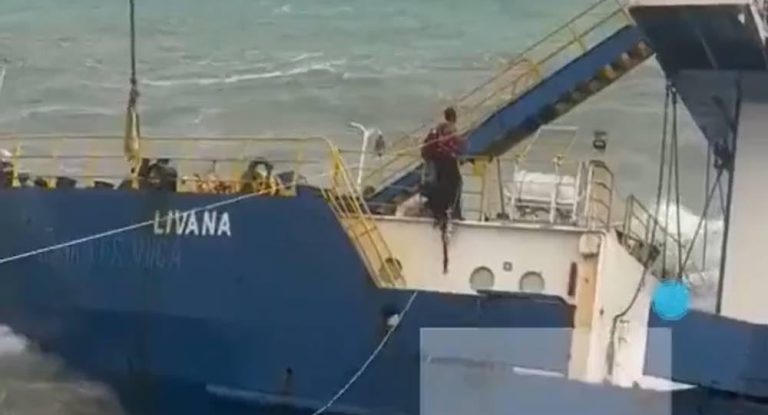 بالفيديو – جنوح سفينة تجارية قادمة من الأورغواي إلى لبنان