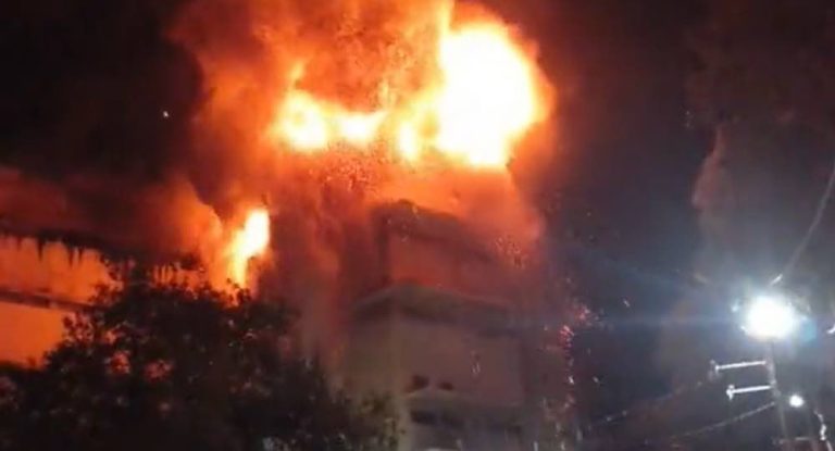 بالفيديو-لحظة انهيار طابق في معمل “كونكورد” الذي تندلع فيه النيران حتى الآن