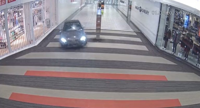 بالفيديو – عمليّة سطو “مجنونة” داخل مجمّع تجاري.. سيارة اقتحمت الأبواب الزجاجيّة بسرعة عالية