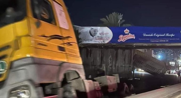 بالفيديو والصّور: اصطدام شاحنة بجسر “الأبوتر” في جونيه والأضرار ماديّة