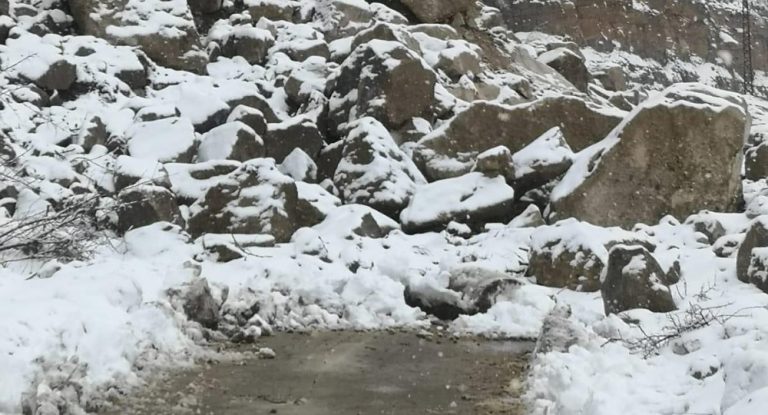 بالفيديو-“آدم” يشتدّ… والثلوج تقطع الطّرقات