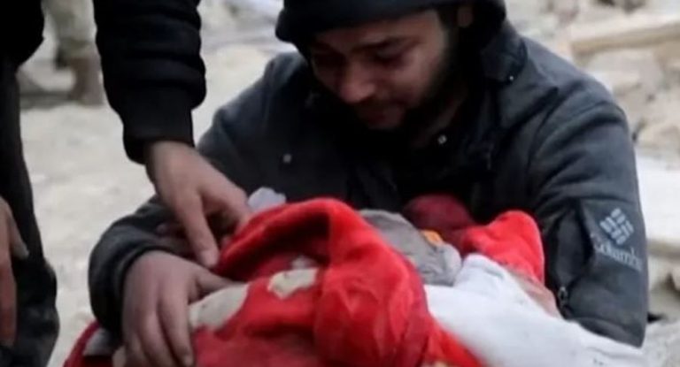 بالفيديو- أب يبكي رضيعه: وجعت قلبي.. ياريت أنا ولا أنت